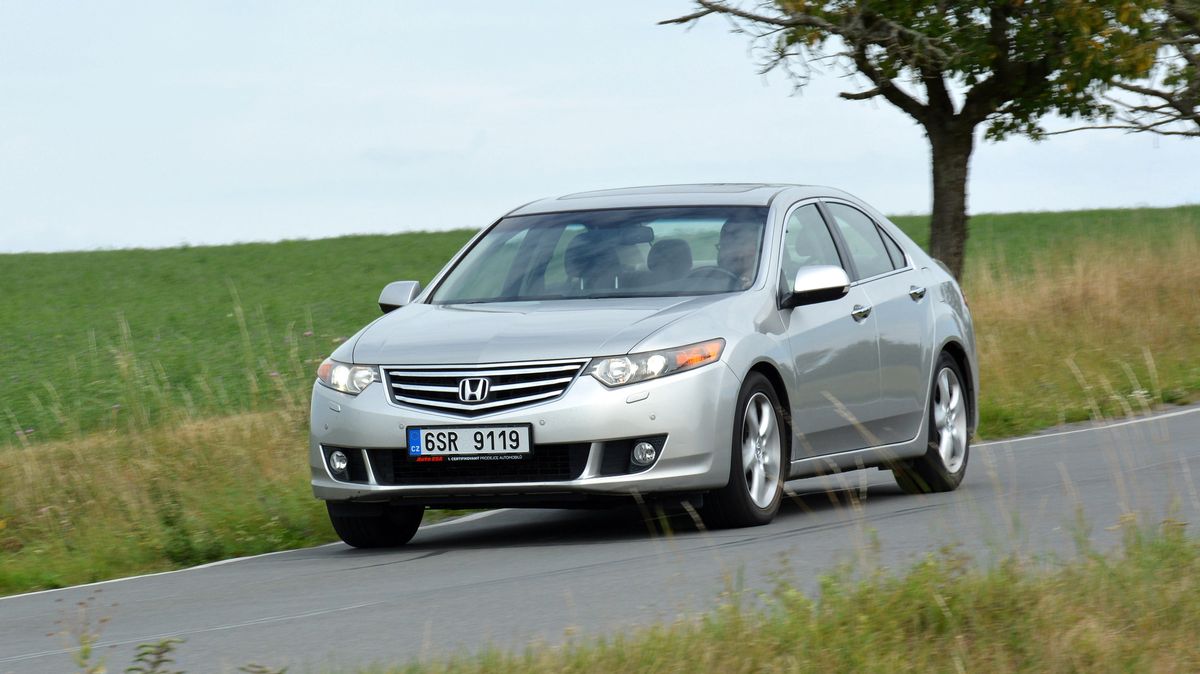 Honda Accord 2.4 VTEC je jedna z nejlepších ojetin za čtvrt milionu. Trochu ji kazí jen líný automat