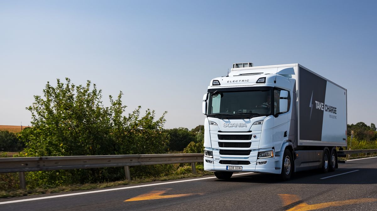 Konec městským náklaďákům. Scania 40 R dokáže na jedno nabití projet celé Čechy, řídit ji zvládne každý
