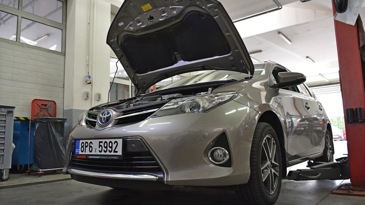 Auta, která mají nízkou spotřebu a za servis nedáte jmění: Dacie či hybridy jsou provozně nejúspornější ojetiny