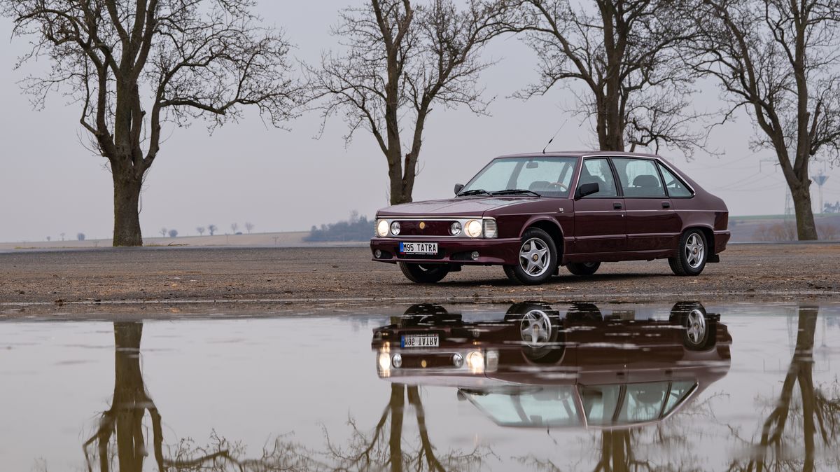 Prodloužená Tatra T613 měla televizi a video, spoustu kůže i dřeva. A zvěstovala příchod poslední osobní Tatry