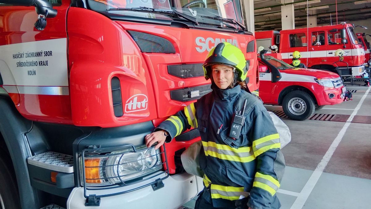 Ženská posila u hasičů: Je jí teprve 25 let, zvládá to, co muži, a chtěla by za volant Scanie