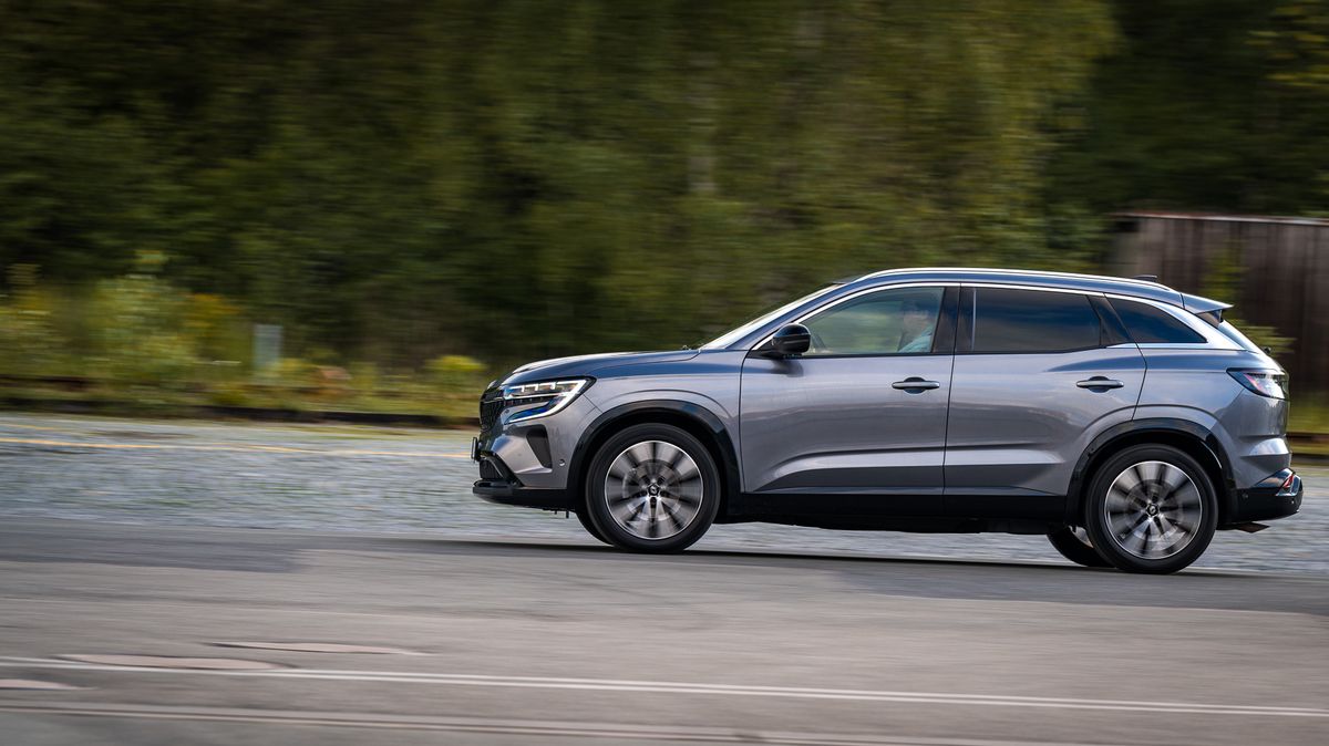 Jak funguje Renault Austral v základu? Méně cingrlátek, manuál, nevadnoucí výkon a slušná spotřeba