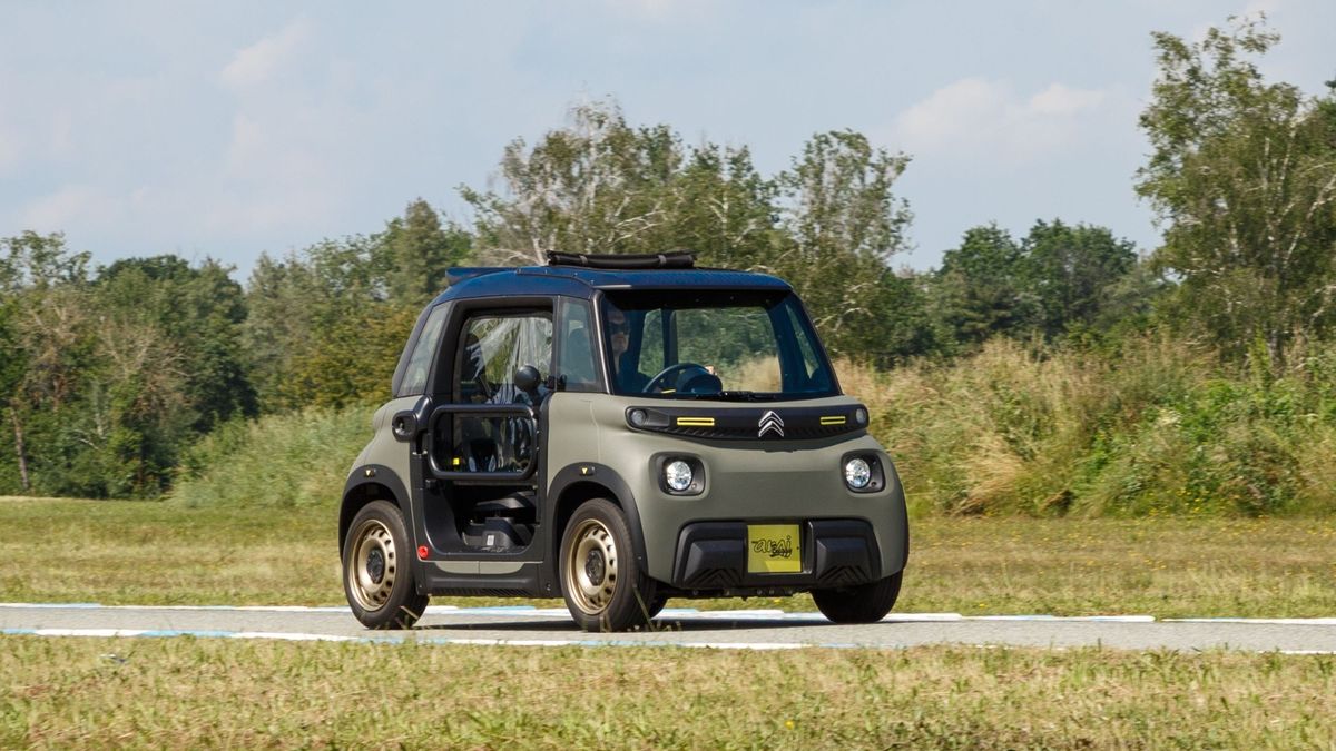 Povinná výbava k moři: Plavky, deka, opalovací krém a Citroën Ami Buggy