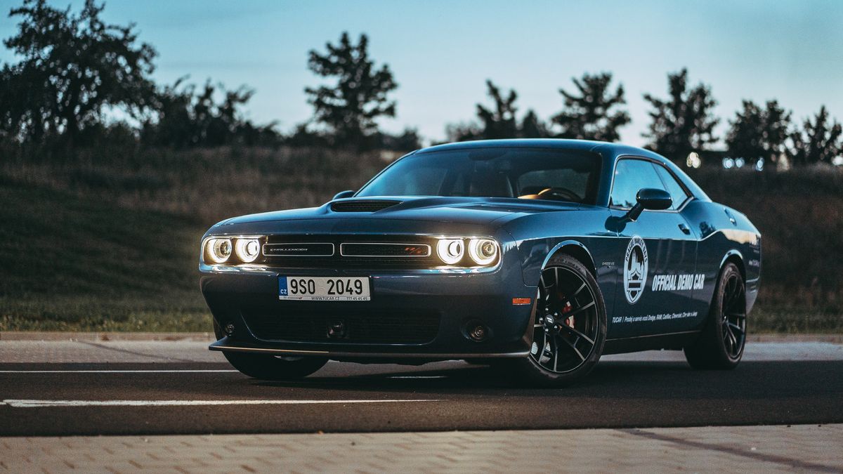 Žere i trávu kolem silnice a křičí na všechny strany: Brumlavý Dodge Challenger V8 je silně návykový