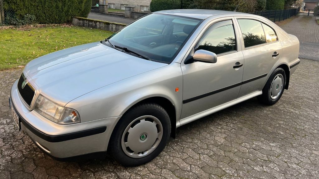Na prodej je jedničková Octavia s nezvykle nízkým nájezdem. A ve zvláštní motorizaci