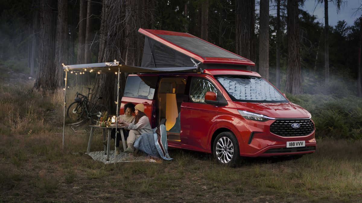 Dovolená s obytňákem už (zase) volá a Ford pro ni připravil horkou novinku