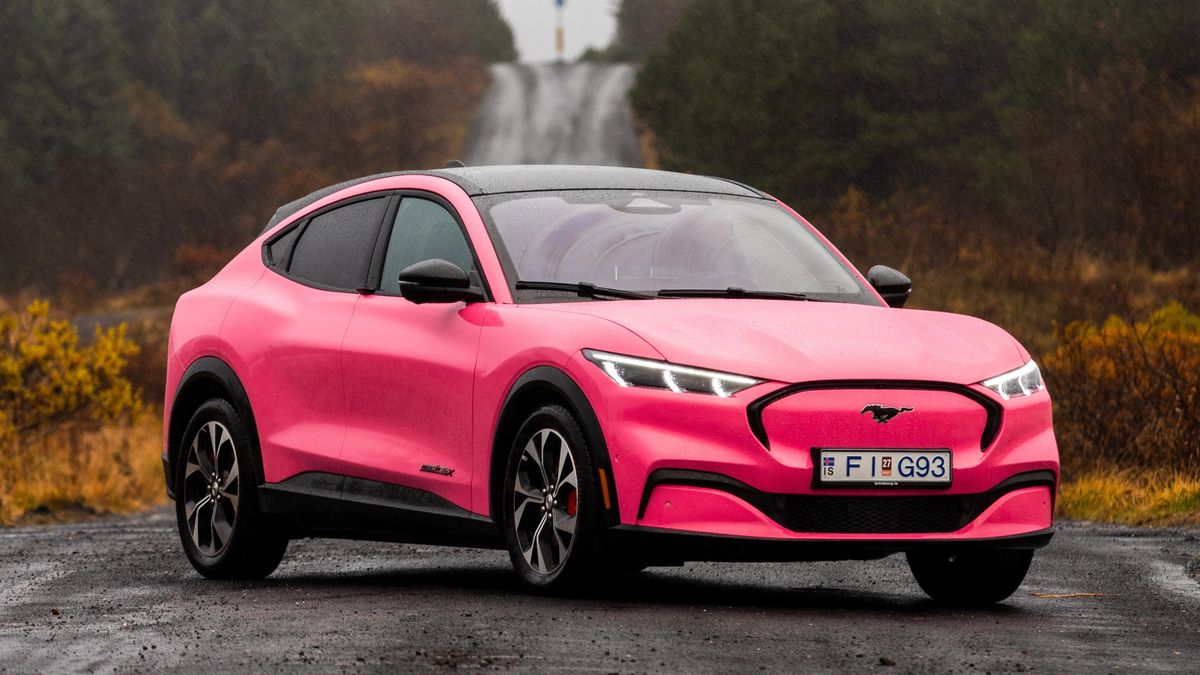 První stát zavedl daň za ujetý kilometr elektromobilů a plug-in hybridů. Dohání tím spotřební daň z pohonných hmot