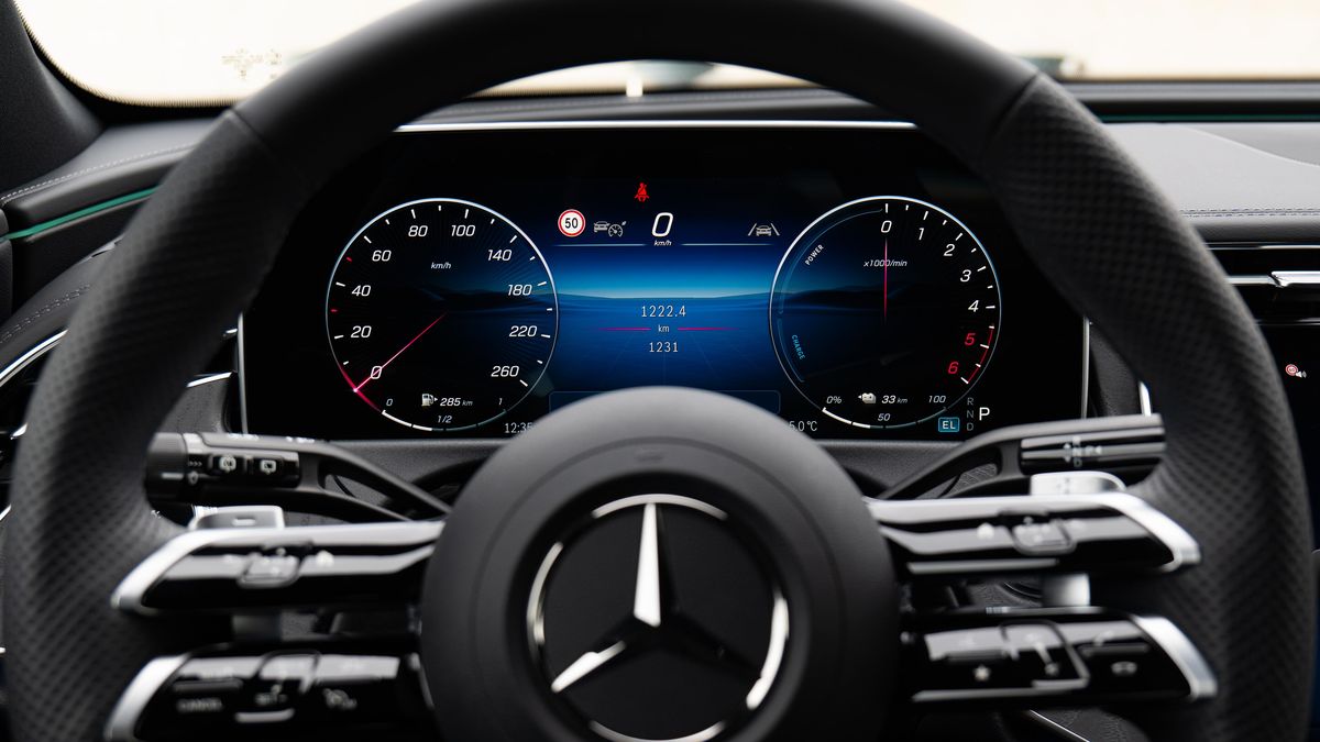 Video: Jak se žije na palubě digitálního Mercedesu? Ukazuje, že obrazovky nemusí vždy jen otravovat život