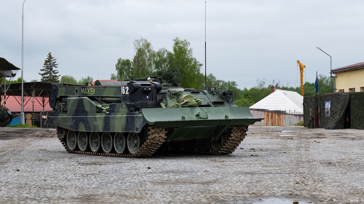 Tank? Kdeže, vyprošťovač VT-72M4 CZ do boje nechodí, díky obřímu dvanáctiválcovému motoru však nastupuje tam, kde tankům dojdou síly