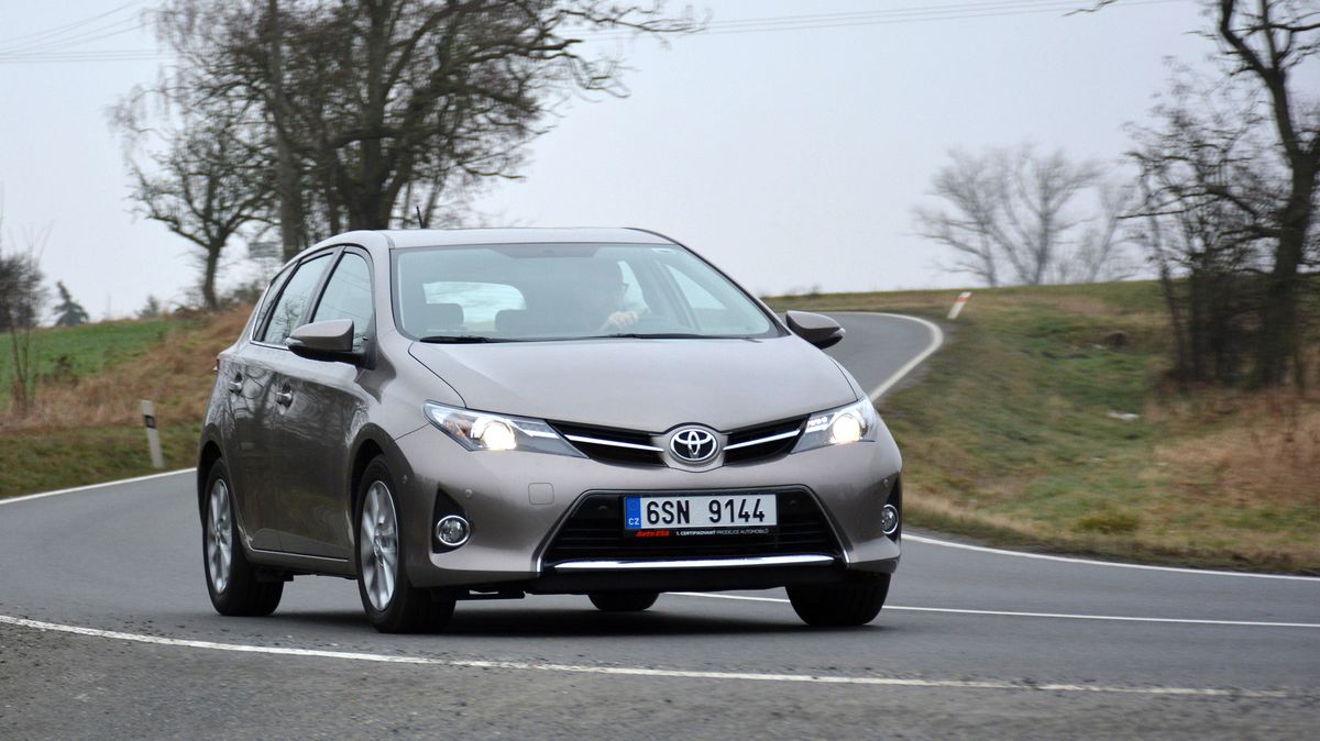 Toyota Auris ukazuje, jak velká škoda je, že se normální auta přestala vyrábět. Tady vás nebude štvát nic a jezdit budete roky