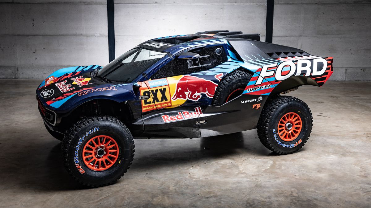 Ford představil svůj speciál pro Dakar. Osmiválcový Raptor vypadá brutálně, známe i největší hvězdu za volantem