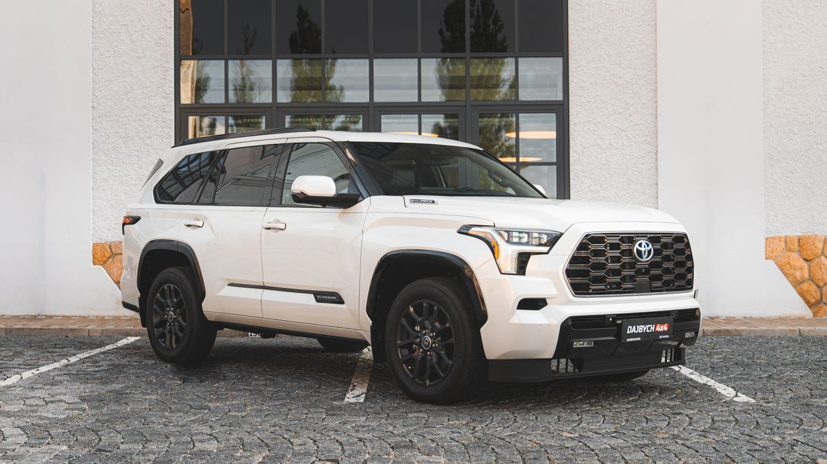 Toyota Sequoia je gigantické SUV, vedle něhož vypadá i takový Land Cruiser jako malé auto. Japonského obra koupíte i u nás