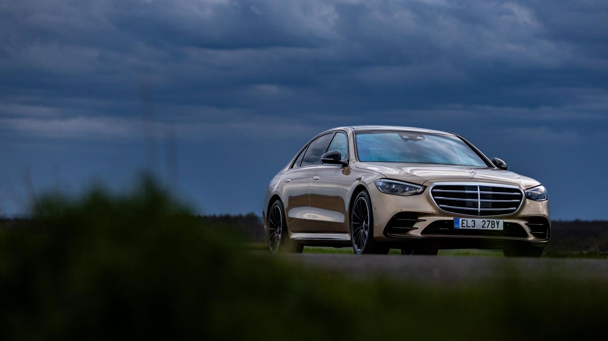 Mercedes oživil auto z muzea a oblékl jej do opulentní zlaté. Ukazuje, že třída S nemusí být nudná