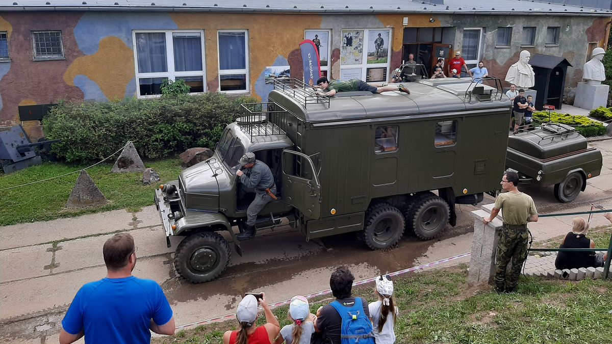 Den s technikou 2024: Vojenské, hasičské a policejní vozy se sjedou v sobotu v Rokycanech, vstupné je zdarma