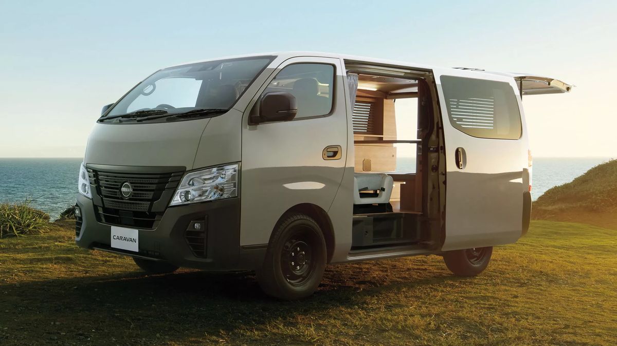Nissan předělal tuctovou dodávku Caravan na pojízdný hotelový pokoj vonící dřevem. Živí ho bývalé elektromobily