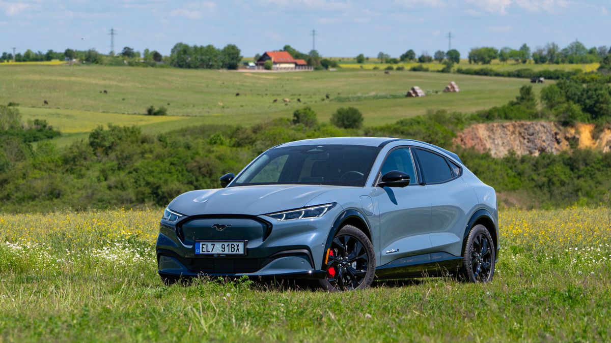 Koník, co cválá pěkně potichu: Elektrický Mustang Mach-E potěší majitele na pohled i za volantem