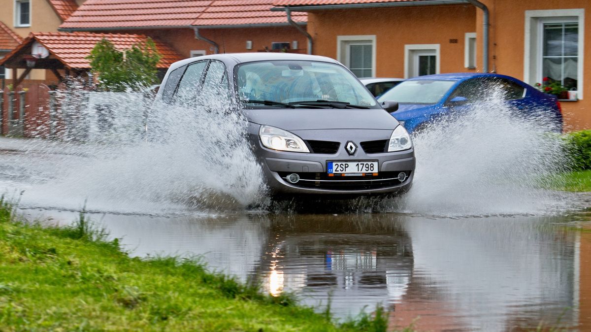Na Česko se valí extrémní srážky: Co když utopíte auto na zatopené silnici? Bude na to stačit havarijko?