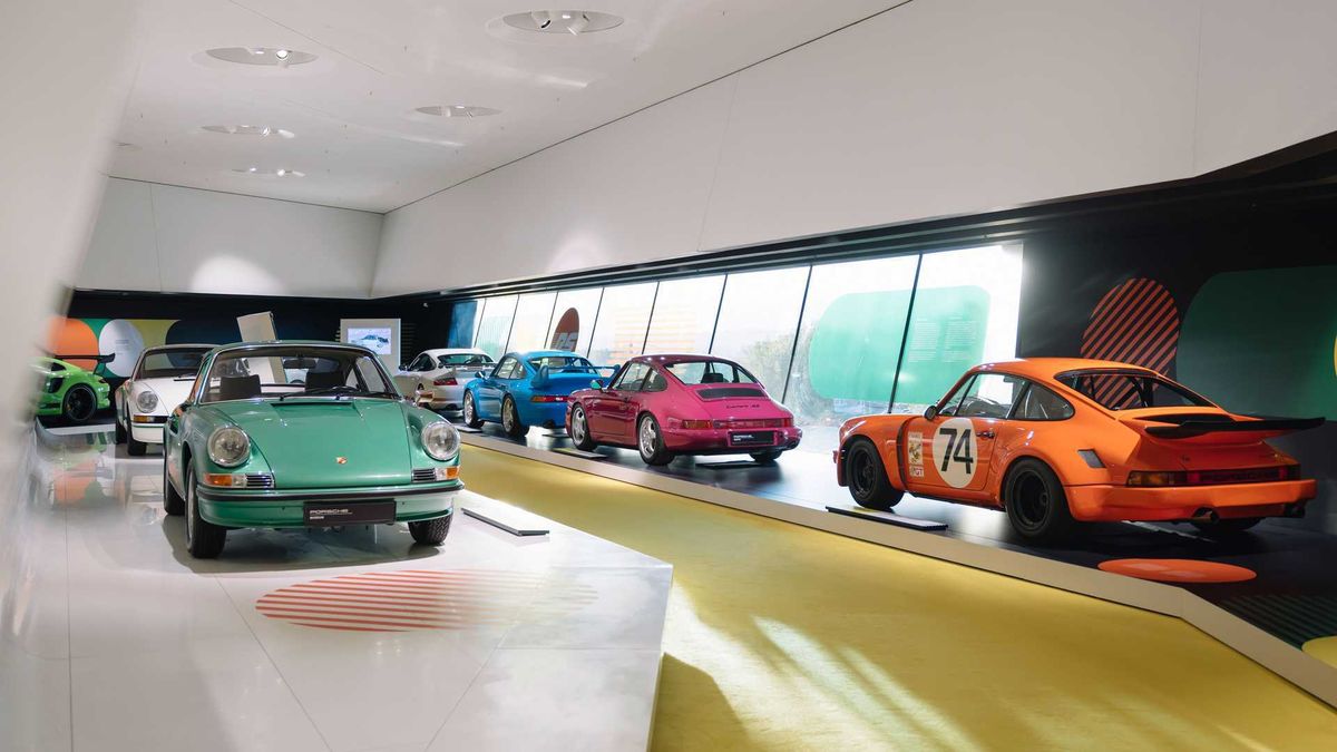 Letem světem Porsche muzeem: Nejkrásnější sporťáky si můžete prohlédnout doma z gauče