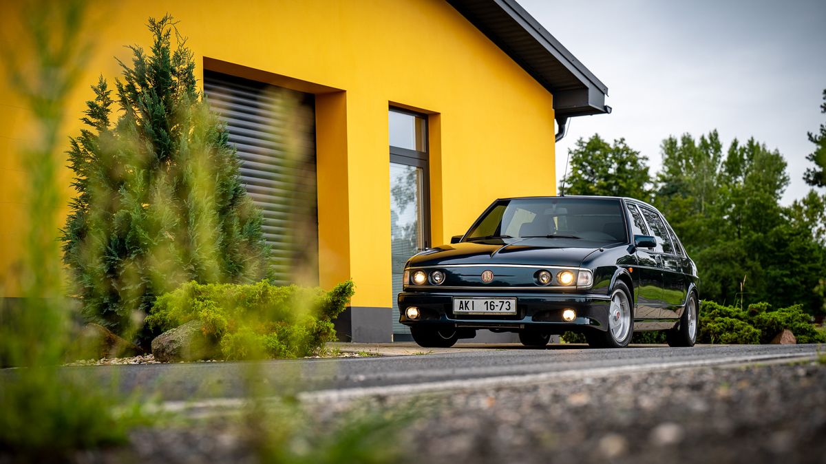 Nákup jedné z nejdražších tatrovek T700 musel schvalovat Senát. Jenom sedačky měla za půl milionu