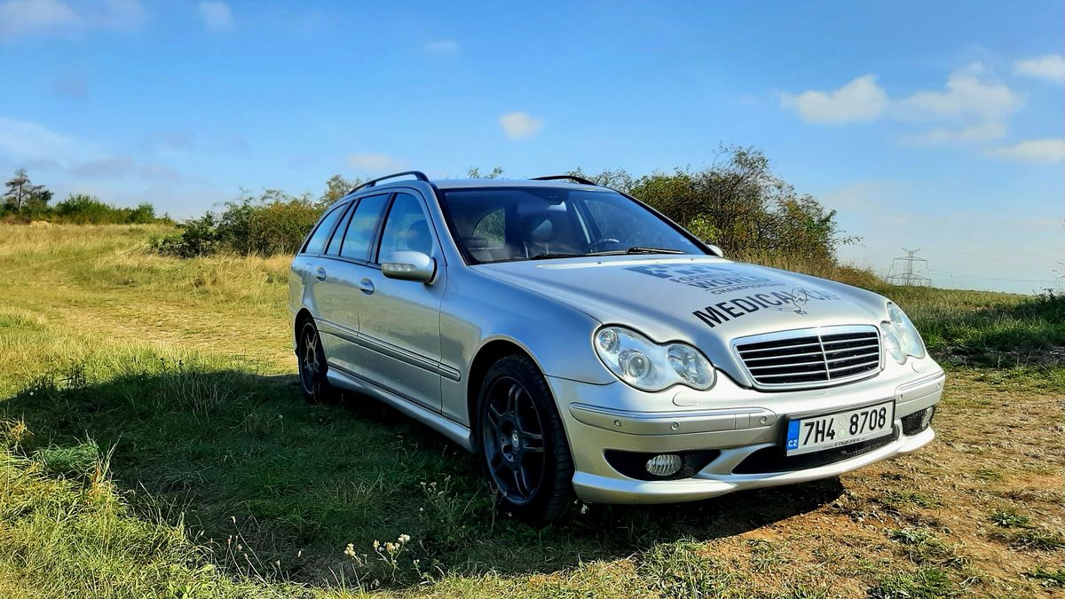 Mercedes-Benz AMG C32 býval před lety doktorským autem ve Formuli 1, dnes je dostupnou vstupenkou do světa exkluzivních youngtimerů