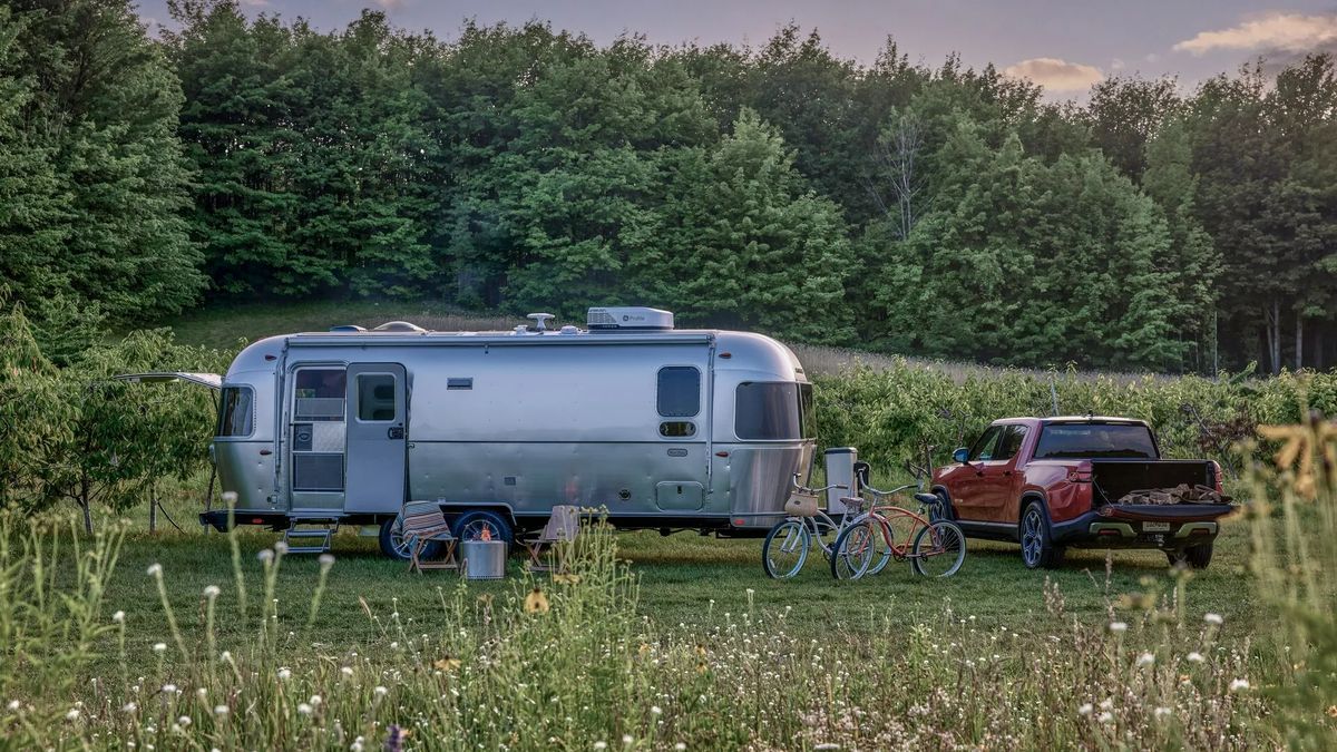 Americký specialista Airstream představil další stylový retro obytný přívěs. Trade Wind je připraven na divoké kempování