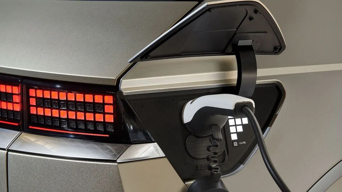 Jak nabíjet elektromobily: Proč je nejlepší nabíjet doma a proč rychlonabíjení není vždy tak rychlé