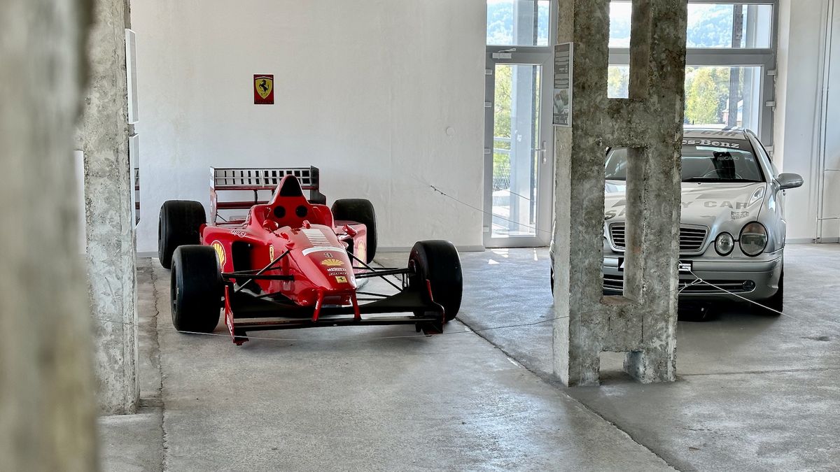 Double Red Cars Museum: Ikonické sporťáky napříč desetiletími mají na Slovensku vlastní hotel