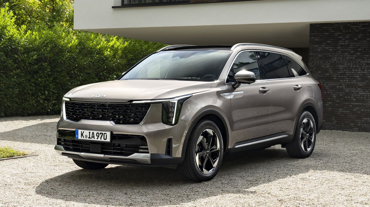 Kia Sorento výrazně změnila tvář. A nabídne nové funkce, včetně jedné docela neobvyklé