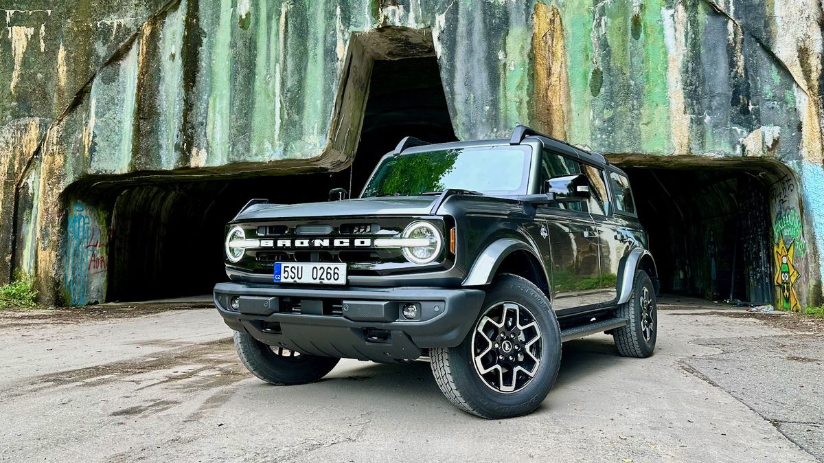 Zkrachovalý okruh a tajné vojenské letiště: Americká ikona Ford Bronco objevuje opuštěná tajemství