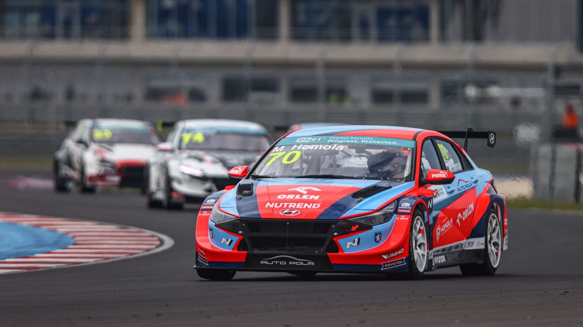 Boj o Evropu začal výtečně. Český tým Janík Motorsport veze z Balaton Parku poháry a porci bodů