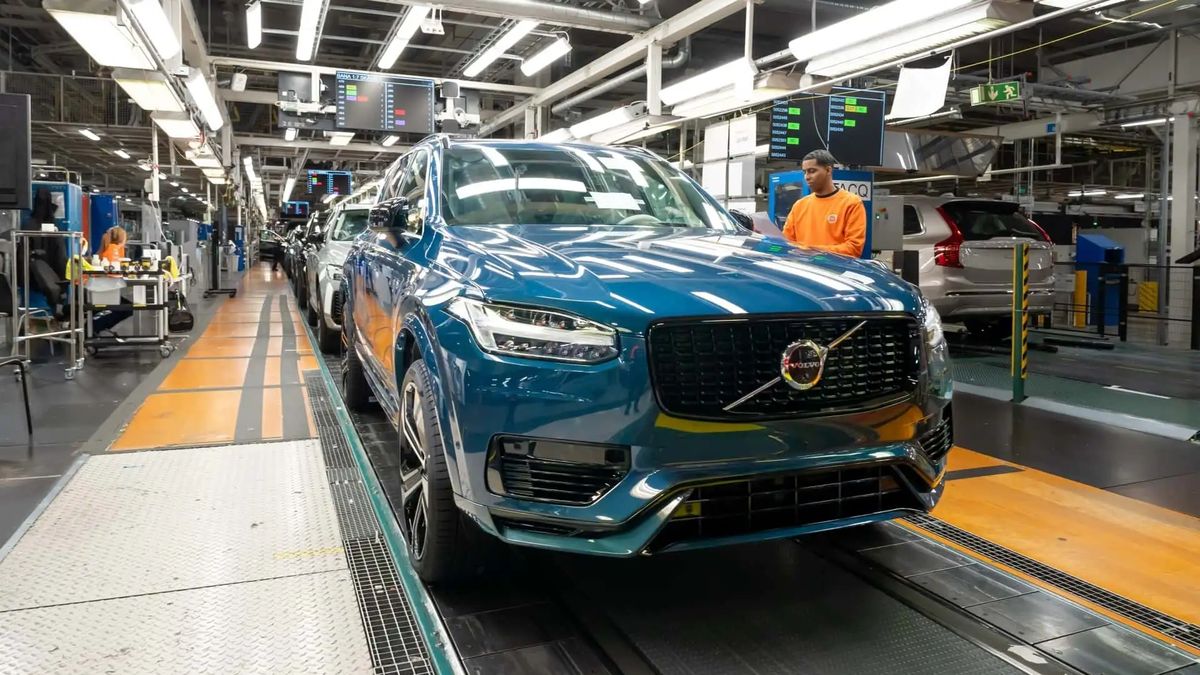 Volvo vyrobilo poslední auto s dieselem, přes plug-in hybridy přejde na elektromobily