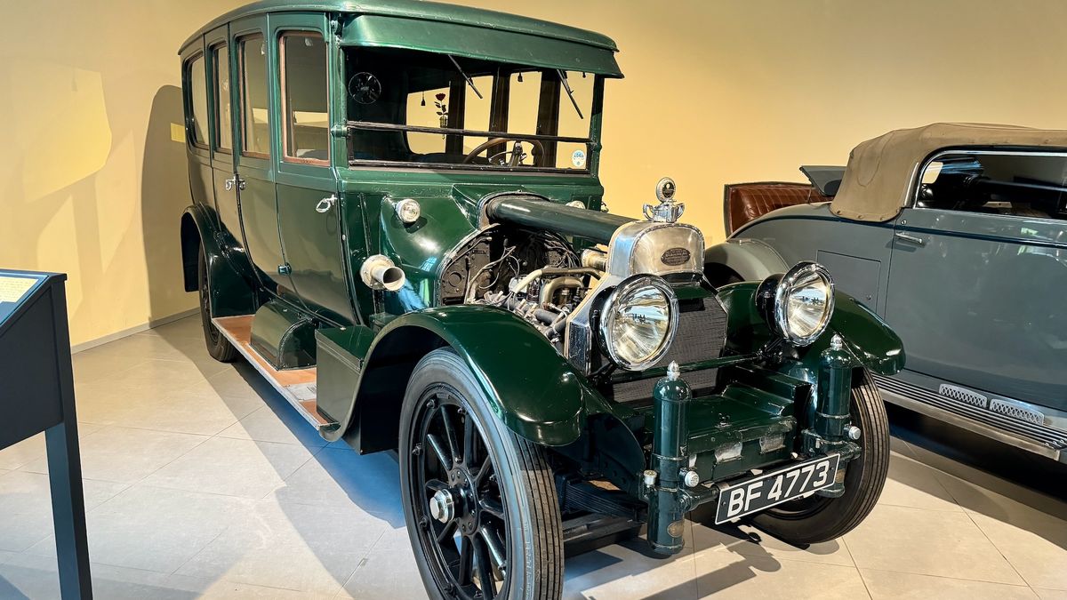 První auto s mobilem? Vzniklo v roce 1915, kdy byl domácí telefon vzácnost. Unikátní kousek měl i alarm, klimatizaci, a dokonce vařič
