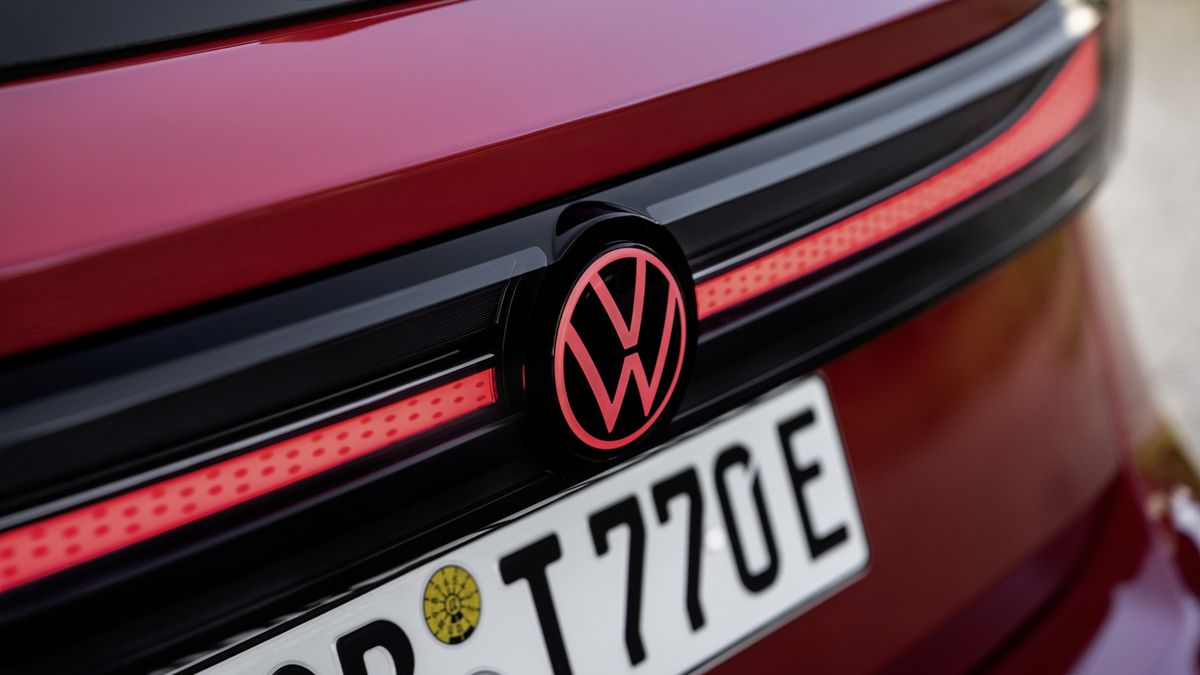 Pád giganta pokračuje: Pokles prodejů koncernu Volkswagen zachraňuje pouze Škoda