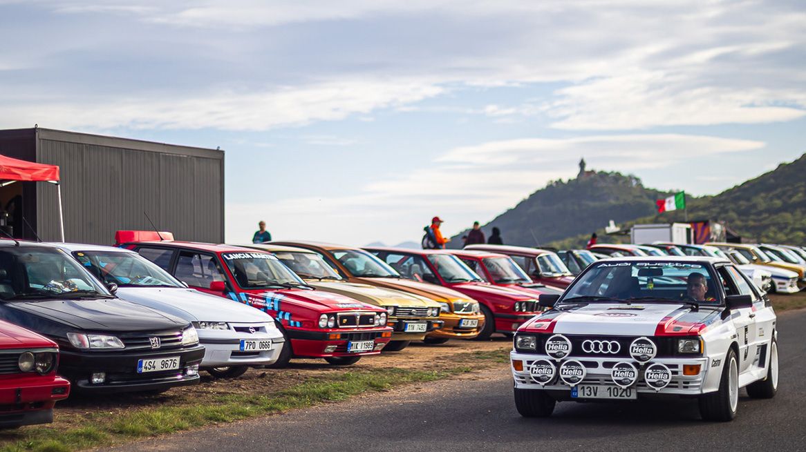Oslavte konec sezony v Mostě s automobilovými klasikami! Na parádní akci s bohatým programem máte vstup zdarma