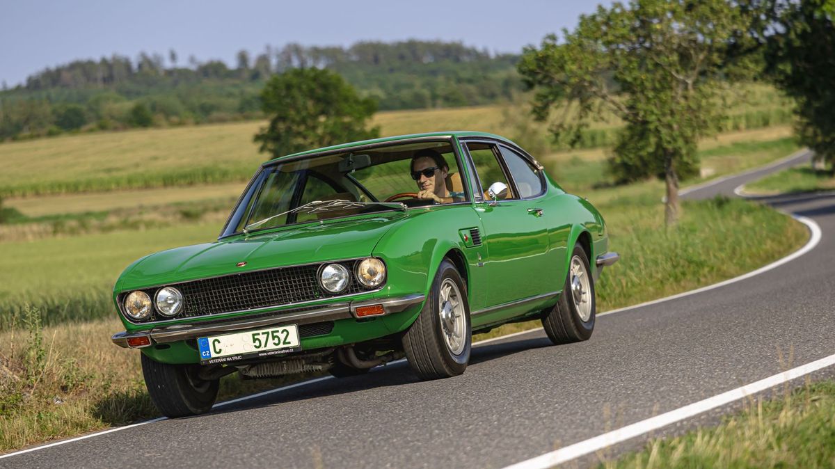 Slunečný den, design od Bertoneho a motor Ferrari V6. Svezení s Fiatem Dino 2400 je nevšedně krásný zážitek