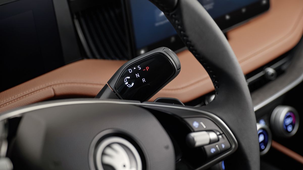 Škoda vysvětluje kontroverzní změnu v interiéru: Kam se poděl volič převodovky a proč se musel stěhovat?