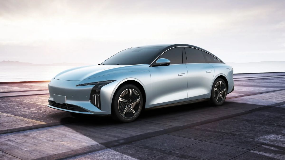 Praktičtější konkurent Tesly Model 3 míří do Česka. Láká na rekordní aerodynamiku a dlouhý dojezd. Cenou se podbízet nebude
