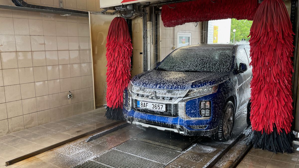Nehody na myčkách: Co když vám myčka poničí auto? Pojišťovna škodu ne vždy nahradí, zádrhel číhá i na wapce