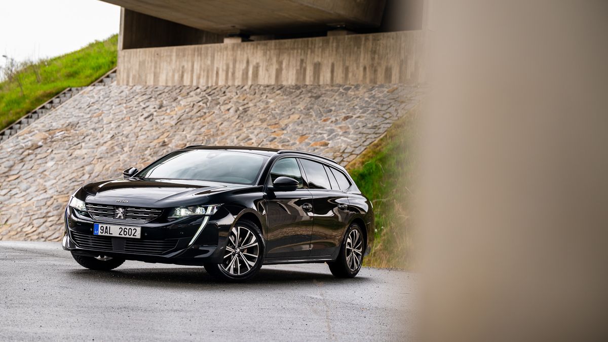 Peugeot 508 SW s malým naftovým motorem jezdí celkem svižně a hlavně neskutečně úsporně. A ani se nemusíte snažit