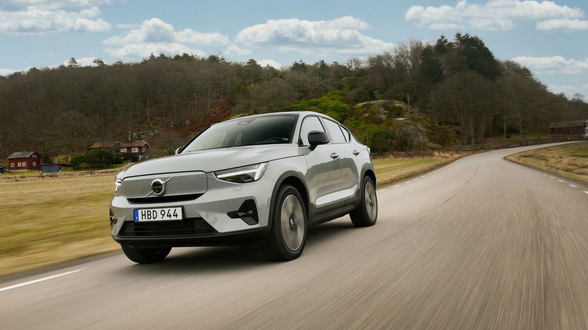 Volvo po 25 letech vrací na trh zadokolku: Modernizované XC40 a C40 mají obrácenou koncepci