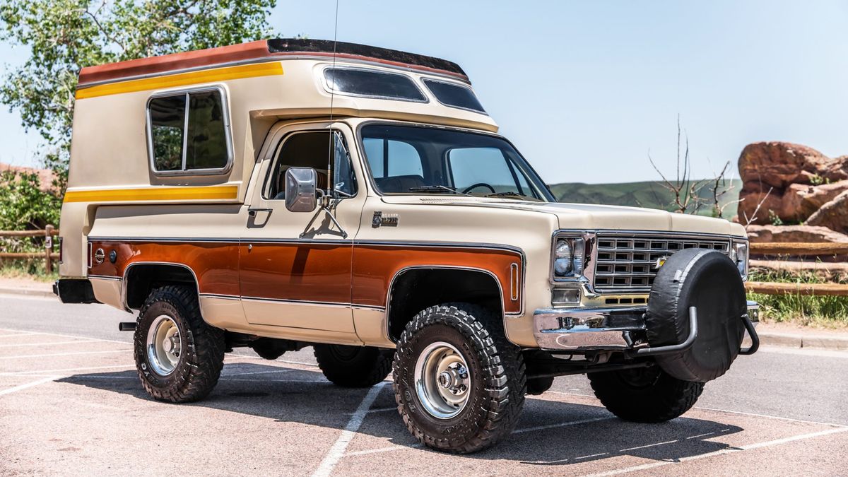 Krásný retro obytňák z roku 1976 se prodal za nečekaně příznivý peníz. Přestavěný Chevrolet Blazer udělá parádu i dnes!