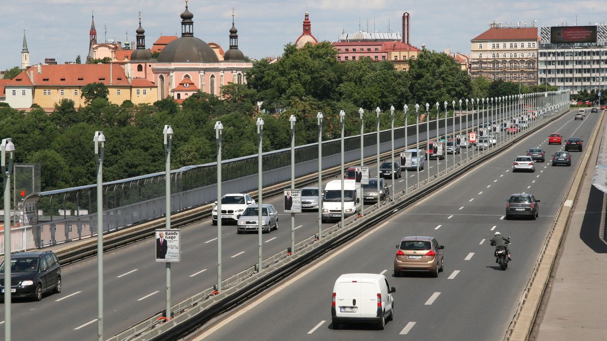 Doprava v Praze houstne: Aut zase přibylo, nejvytíženější komunikací zůstává Barrandovský most