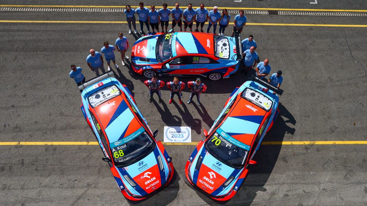 Týmu Janík Motorsport se to povedlo! Kromě titulu mezi jezdci obhájili v TCR Eastern Europe i týmový šampionát