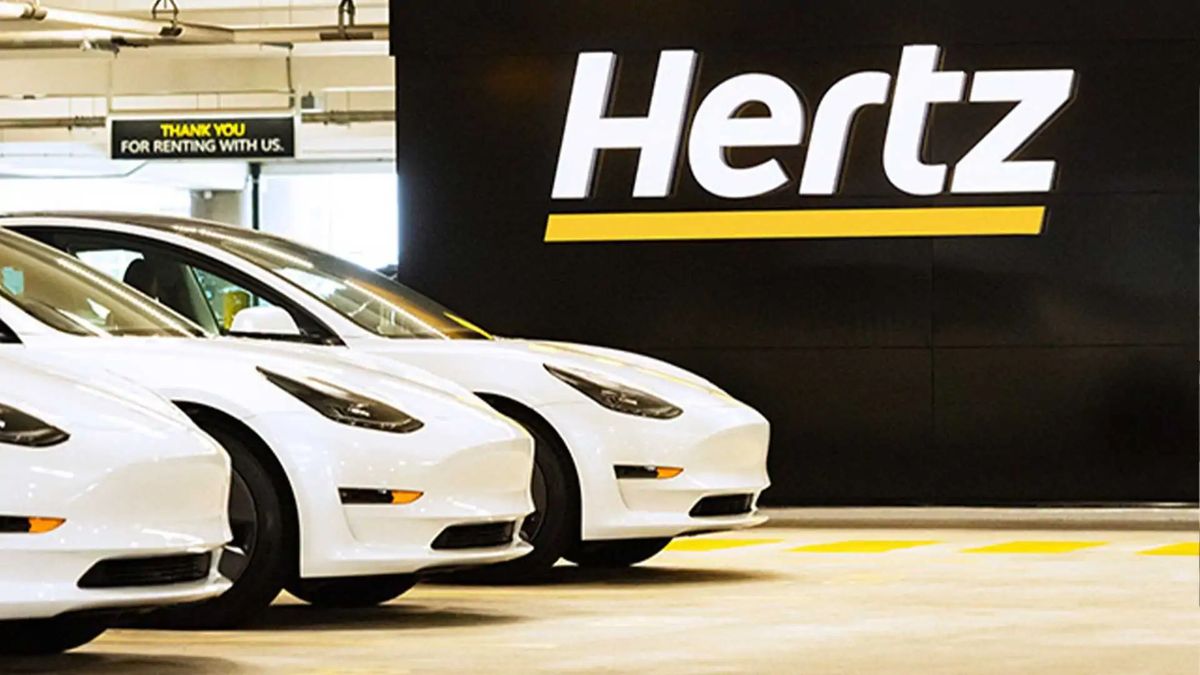 Jedna z největších autopůjčoven prodá třetinu své flotily elektroaut. Nahradí je auta se spalovacími motory