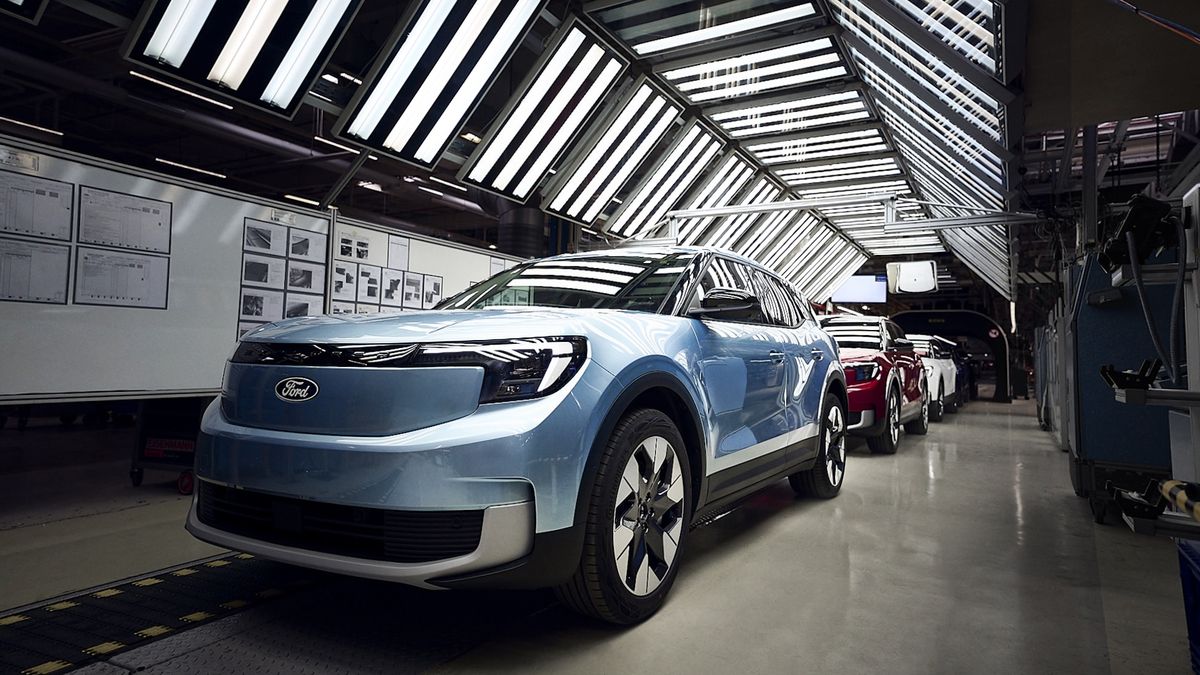 Ford rozjel výrobu elektrického Exploreru. Do fabriky s umělou inteligencí nalil obrovské peníze, stroje se budou samy učit