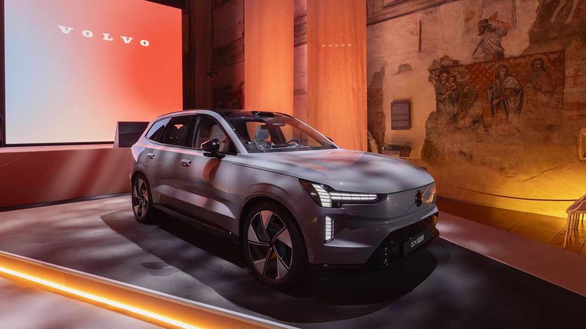 To NEJ Volvo: Nová vlajková loď ze Švédska, velké rodinné SUV EX90, právě přijíždí na český trh