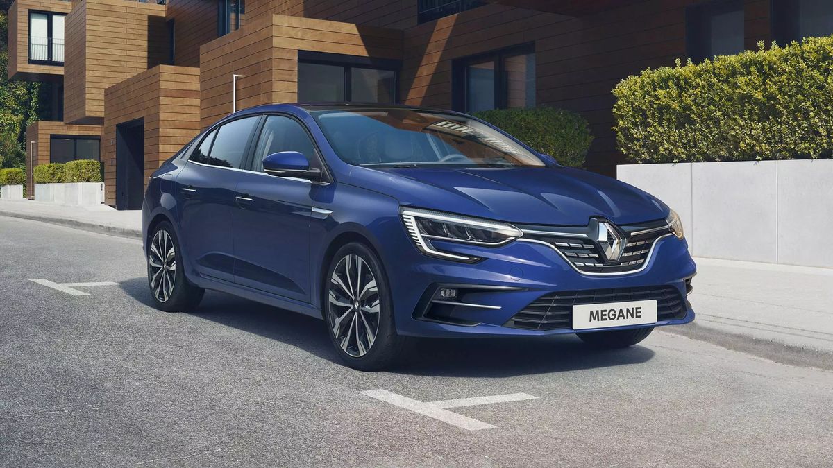 Mysleli jsme, že už neexistuje. Renault vrací do hry normální auto s velkým kufrem a motorem bez špetky elektrifikace. Za fantastickou cenu