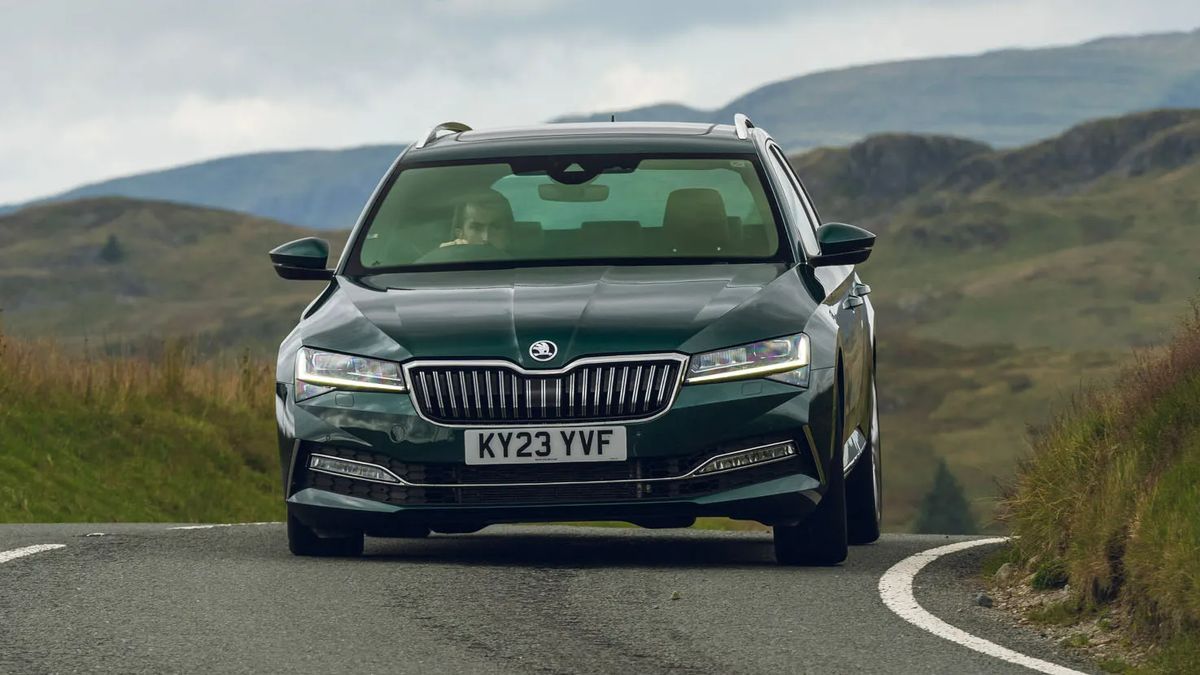 Škoda představuje exkluzivní Superb Combi s výkonem BMW M3 a sportovním podvozkem. Jmenuje se Sleeper Edition a apríl to není