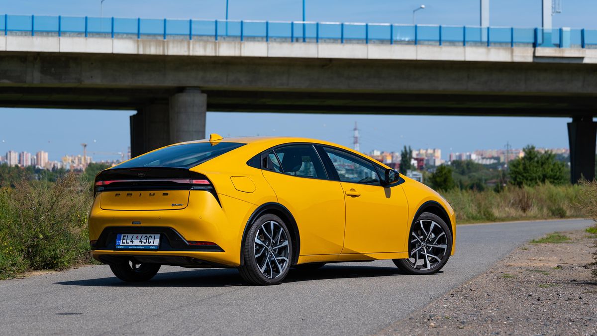 Prodej hybridů za osm měsíců stoupl o třetinu na 34 106 vozů, vede Toyota