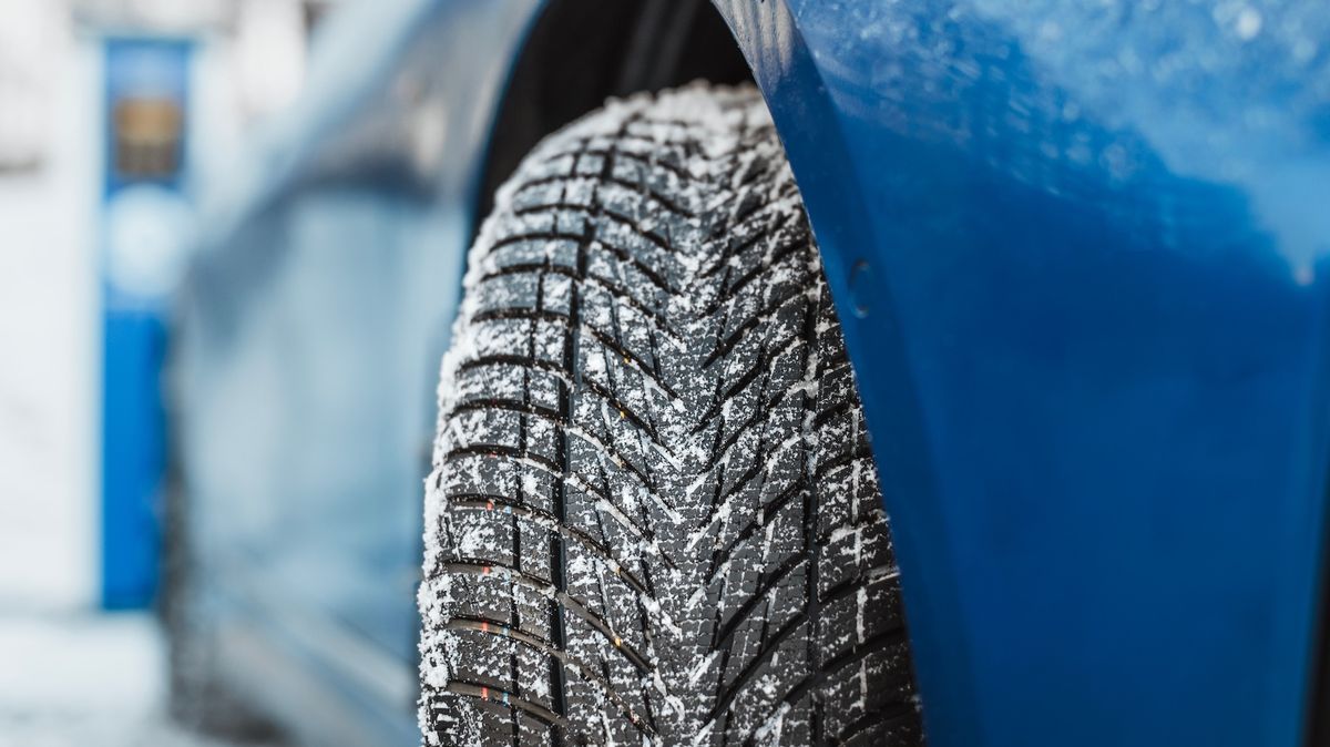 Jaká je nejlepší zimní pneumatika v rozměru 215/55 R17 98V třeba na Škodu Karoq a další SUV? Ty nejlevnější neberte, v testu propadly